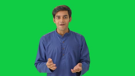 Hombre-Indio-Hablando-Con-La-Cámara-Pantalla-Verde
