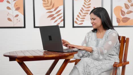 Madre-India-Trabajando-En-La-Computadora-Portátil