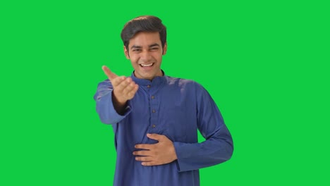 Indischer-Junge-Lacht-Und-Macht-Spaß-Auf-Grünem-Bildschirm
