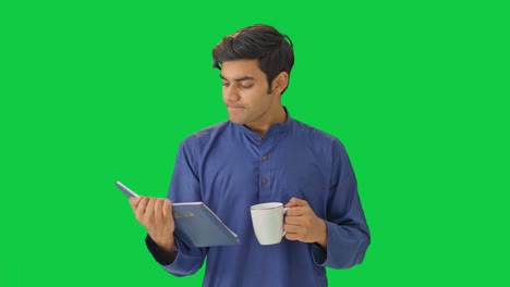 Indischer-Mann-Trinkt-Tee-Und-Liest-Buch-Auf-Grünem-Bildschirm