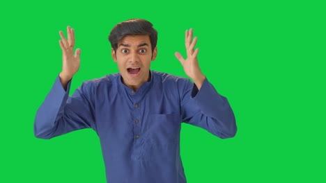 Frustrierter-Indischer-Mann-Schreit-Auf-Grünem-Bildschirm