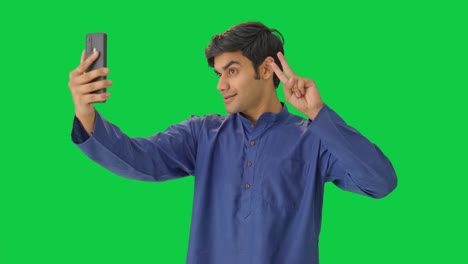 Glücklicher-Indischer-Mann,-Der-Auf-Den-Grünen-Bildschirm-Für-Selfies-Klickt