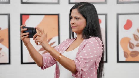 Moderne-Indische-Frau,-Die-Sich-Ein-Video-Am-Telefon-Ansieht