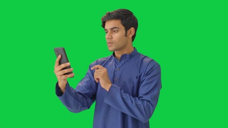 Indischer-Mann-Benutzt-Handy-Greenscreen