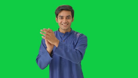 Hombre-Indio-Aplaudiendo-Y-Apreciando-La-Pantalla-Verde