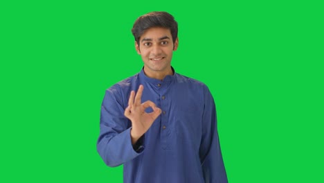 Hombre-Indio-Feliz-Mostrando-La-Pantalla-Verde-Del-Signo-OK