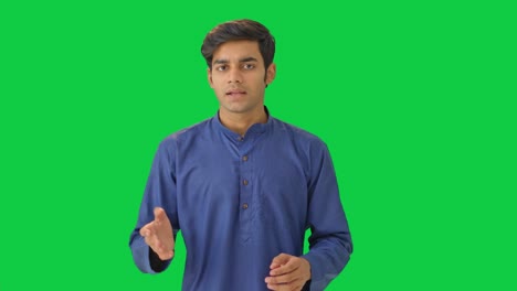 Indischer-Mann-Spricht-Mit-Jemandem-Auf-Grünem-Bildschirm