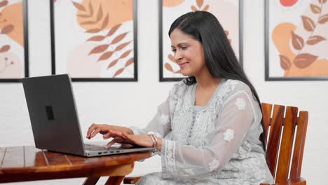 Mujer-India-Trabajando-Desde-Casa