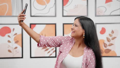 Modern-Indian-woman-clicking-selfies