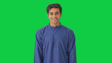 Indischer-Junger-Mann-Lächelt-Auf-Grünem-Bildschirm