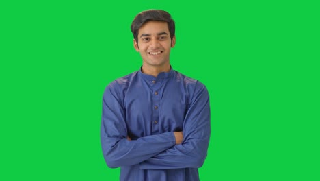 Selbstbewusster-Indischer-Mann-Mit-Gekreuzten-Händen-Im-Ethnischen-Outfit-Auf-Grünem-Bildschirm