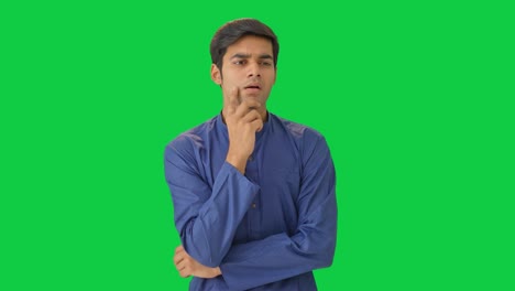 Junger-Indischer-Mann-Denkt-Nach-Und-Beobachtet-Den-Grünen-Bildschirm