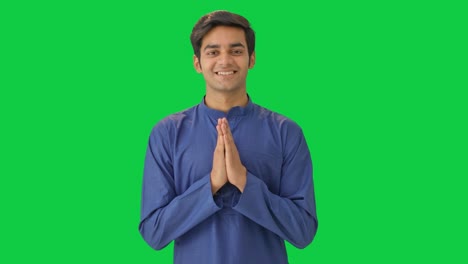 Süßer-Indischer-Junge,-Der-Namaste-Auf-Grünem-Bildschirm-Macht