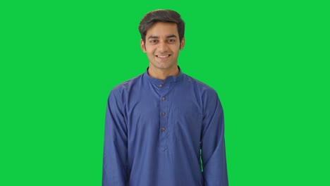 Glücklicher-Indischer-Junger-Mann,-Der-Auf-Grünem-Bildschirm-Lächelt