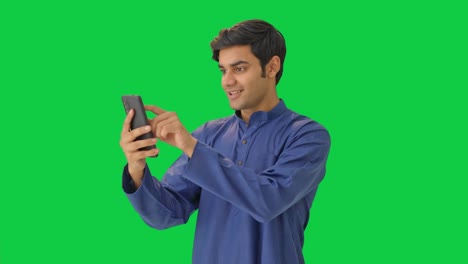 Hombre-Indio-Feliz-Usando-La-Pantalla-Verde-Del-Teléfono