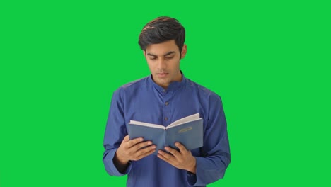 Junger-Indischer-Mann-Liest-Ein-Buch-Auf-Grünem-Bildschirm