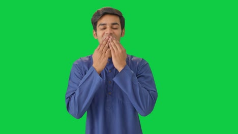 Süßer-Indischer-Mann,-Der-Fliegende-Küsse-Auf-Grünem-Bildschirm-Gibt