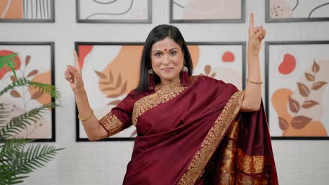 Indische-Frau-Tanzt-Und-Genießt