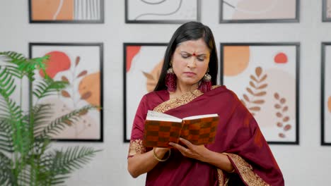 Verärgerte-Indische-Frau,-Die-Buch-Liest