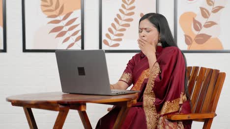 Müde-Indische-Frau,-Die-Am-Laptop-Arbeitet