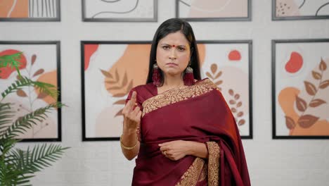 Missbrauchende-Indische-Frau,-Die-Mittelfinger-Zeigt