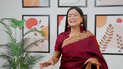 Indian-woman-talking-to-the-camera