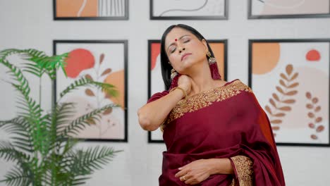 Indische-Frau-Mit-Nackenschmerzen