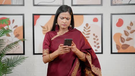 Ernsthafte-Indische-Frau,-Die-Am-Telefon-SMS-Schreibt