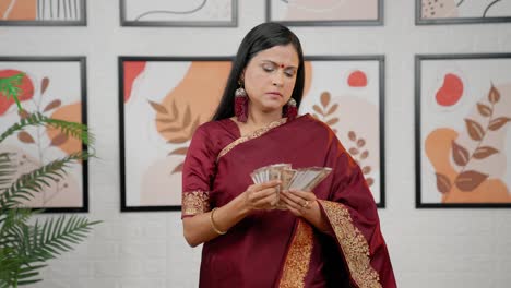 Mujer-India-Contando-Dinero-Lentamente