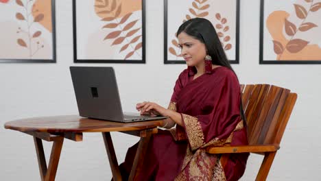 Intelligente-Indische-Frau,-Die-Laptop-Benutzt