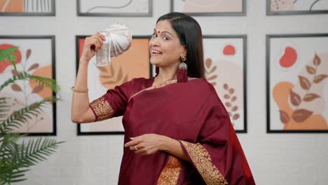 Mujer-India-Feliz-Viendo-Dinero