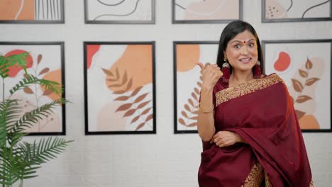 Indian-woman-pointing-left-for-product-placement