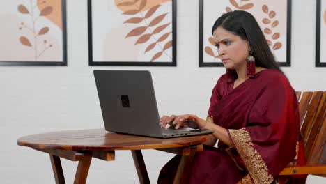 Indische-Frau,-Die-Laptop-Benutzt