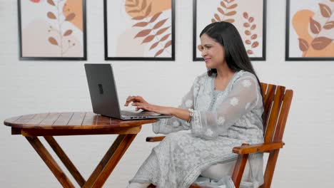 Ernsthafte-Indische-Frau,-Die-Am-Laptop-Arbeitet