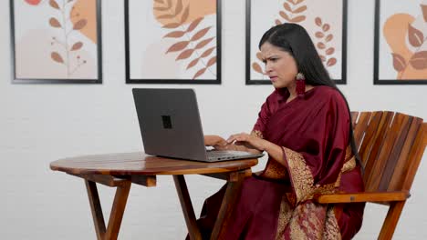 Frustrierte-Indische-Frau,-Die-An-Einem-Laptop-Arbeitet