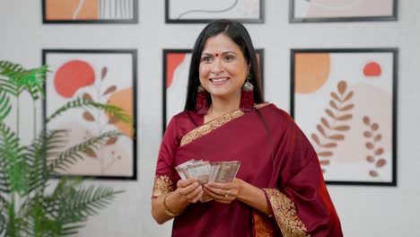 Glückliche-Reiche-Indische-Frau,-Die-Geld-Zählt