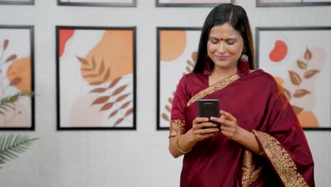 Glückliche-Indische-Frau,-Die-Telefon-Mit-Kopierraum-Benutzt
