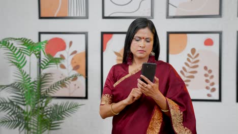 Indische-Frau-Scrollt-Durchs-Telefon