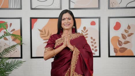 Mujer-India-Namaste-Y-Saludo