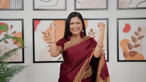 Mujer-India-Emocionada-Animando-A-Alguien