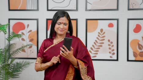 Glückliche-Indische-Frau,-Die-Telefon-Benutzt