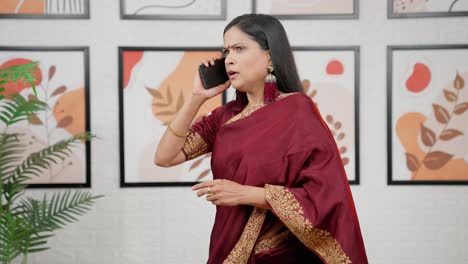 Verängstigte-Indische-Frau,-Die-Am-Telefon-Spricht