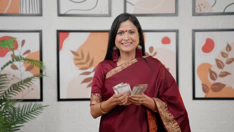 Glückliche-Reiche-Indische-Frau,-Die-Geld-Zählt
