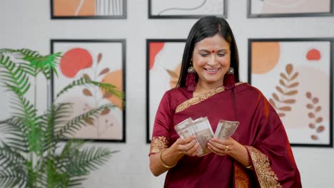 Indische-Frau,-Die-Geld-Zählt