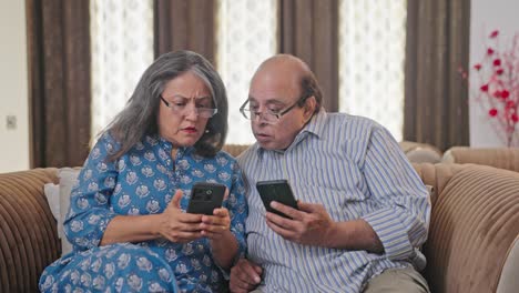 Indische-Frau-Zeigt-Ihrem-Ehemann-Eine-Schockierende-Nachricht-Auf-Ihrem-Telefon