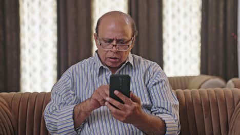 Alter-Indischer-Mann,-Der-Ein-Mobiltelefon-Benutzt