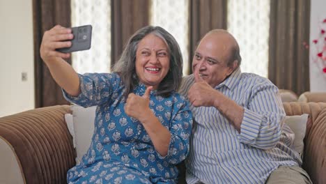 Altes-Indisches-Paar,-Das-Selfies-Im-Mobiltelefon-Anklickt
