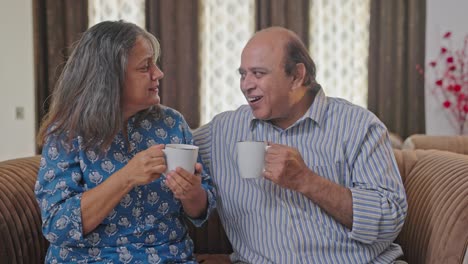Pareja-De-Ancianos-Indios-Riendo-Y-Bebiendo-Té