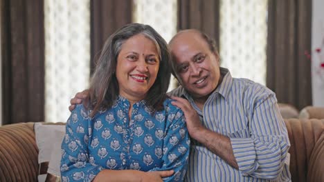 Glückliches-Indisches-Altes-Paar-Lächelt