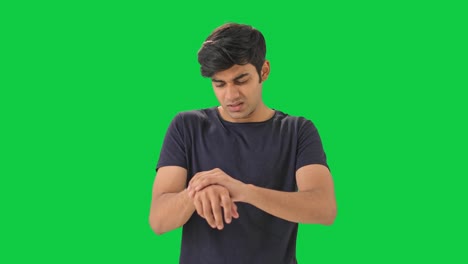 Indischer-Junge-Mit-Handschmerzen,-Grüner-Bildschirm